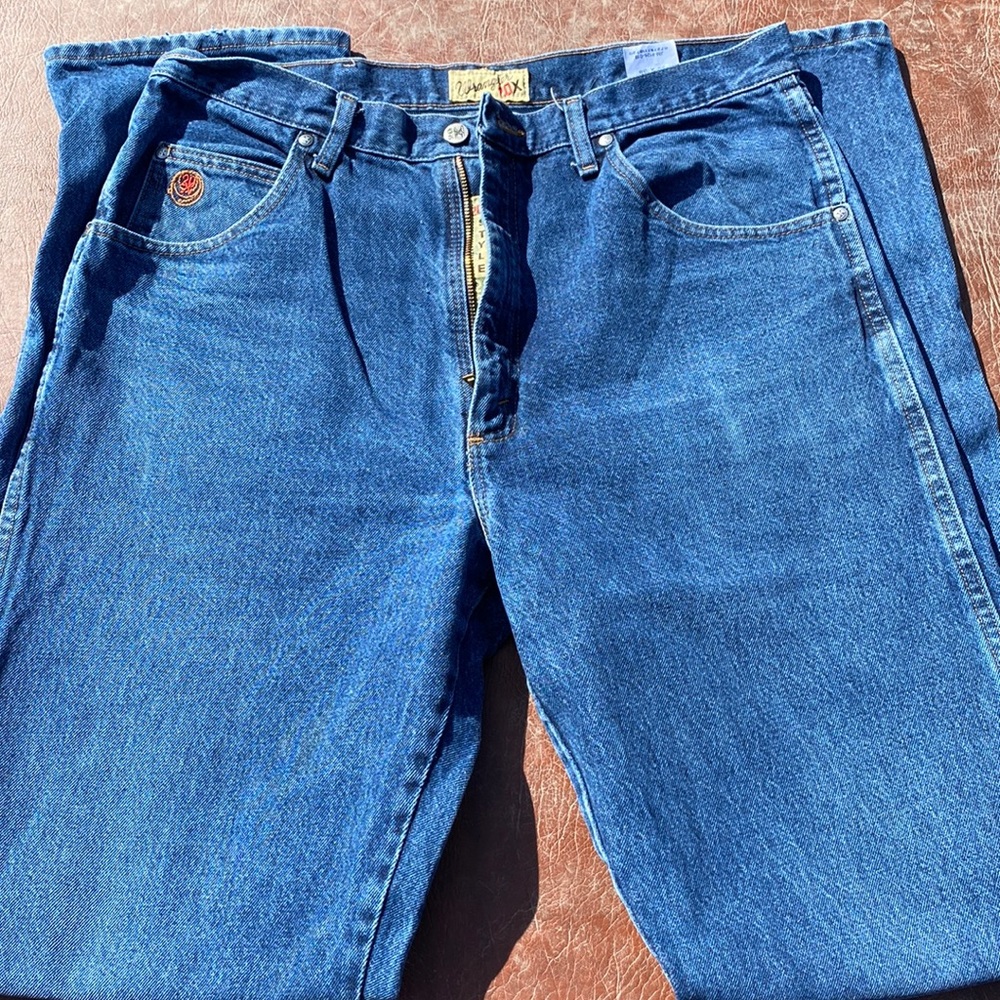 *Very lightly worn!* Wrangler 20x men’s jeans. No damage.